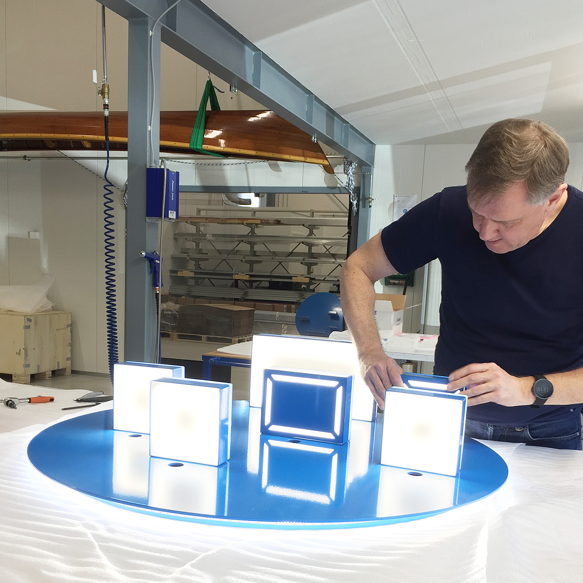 The bright display furniture is assembled and finished in production at the AICCI factory.